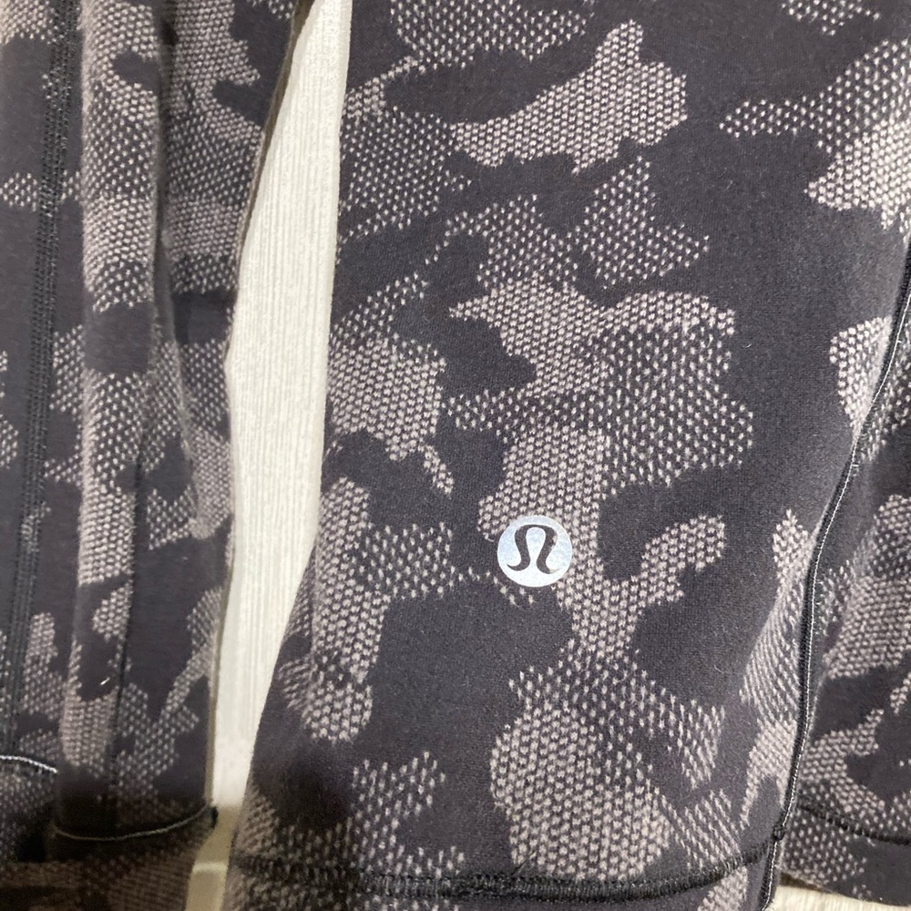 Lululemon Grey Black Camo Run Briskly 1/2 Zip Size 6 - Picture 10 of 13
